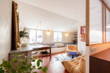 Photographie d'architecture d'intérieur le salon avec des Togos de Ligne Roset à marseille.