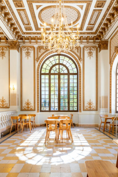 Photographie d'architecture du salon doré de l'auberge des Dauphins.