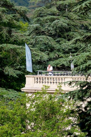 Photographie d'architecture de l'auberge des Dauphins entourée par la forêt de Saou.