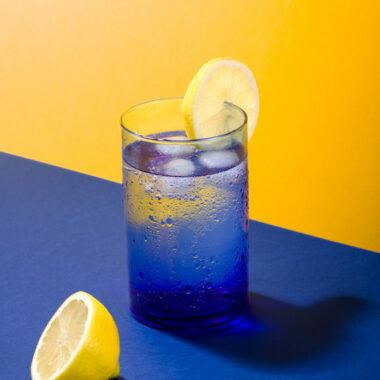 Verre Beldi bleu éclairé en lumière rasante sur fond jaune et bleu qui est la gagnante du concours CANON et exposé aux rencontres de la photographie d'Arles.