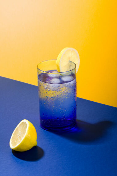 Verre Beldi bleu éclairé en lumière rasante sur fond jaune et bleu qui est la gagnante du concours CANON et exposé aux rencontres de la photographie d'Arles.