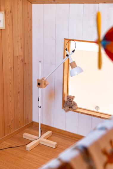 Maud supplises photographie de produit d'une lampe béquille upyclée dans une chambre d'enfant.