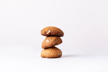 Photographie culinaire minimaliste des biscuits de JADIS Boulangerie artisanale à Lyon.