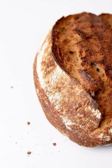Vue studio minimaliste des pains au levain de JADIS Boulangerie artisanale à Lyon.