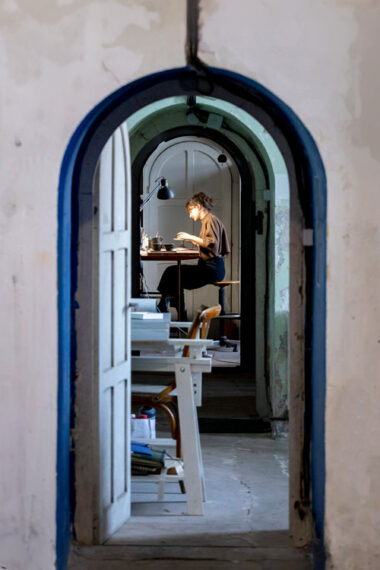 Portrait en lumière naturelle de Lucille Monestier céramiste au Bastion Saint just et son architecture unique.