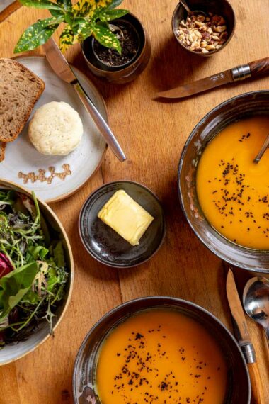 Photographie professionnelle d'assiettes de soupe vue du dessus créée par Atelier D.