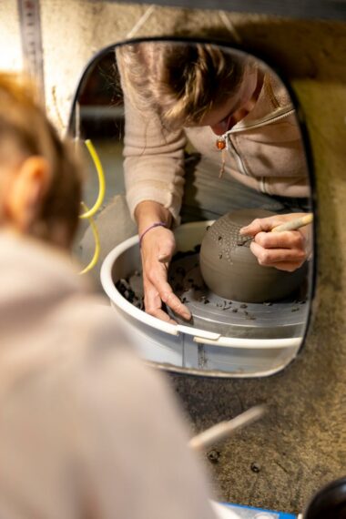 Photo reportage artisanat d'art, création de la texture sur la terre crue vue à travers le miroir de la céramiste.