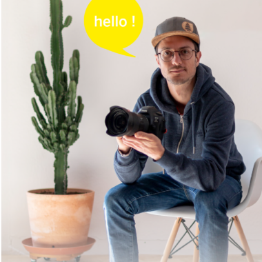 Portrait de Gauthier Chovin le créateur de studio Odette avec une bulle hello jaune.
