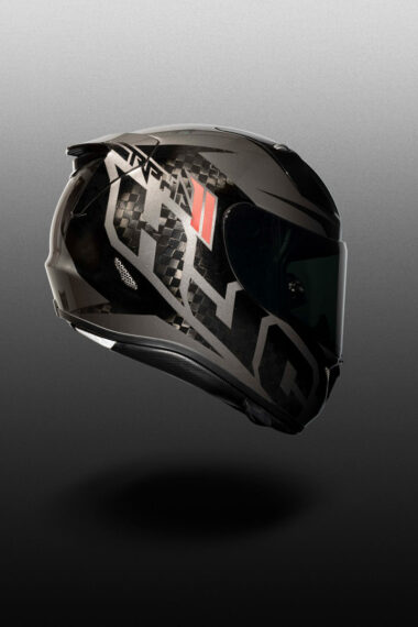 Photographie d'un casque de moto HJC Rpha 11 carbone qui lévite sur fond dégradé.