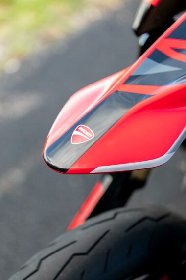 Photographie de détail d'un Garde-boue Ducati 698 hypermotard avec le logo ducati.