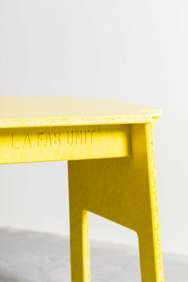 Photographie de détail d'un tabouret de la FAB UNIT en plastique recyclé.