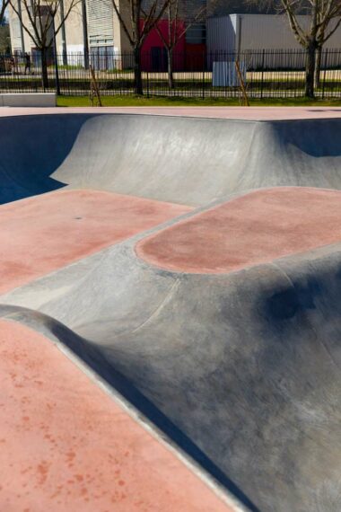 Photographie d'architecture du bowl du skatepark de Valence dans la Drôme pour Groupe Sols et sa filiale Territoire Skatepark.