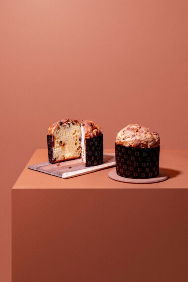 Photographie culinaire en studio d'un panettone vue principale de la boulangerie JADIS pain au levain.