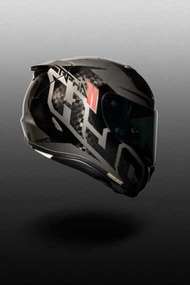 Photographie d'un casque de moto HJC Rpha 11 carbone qui lévite sur fond dégradé.
