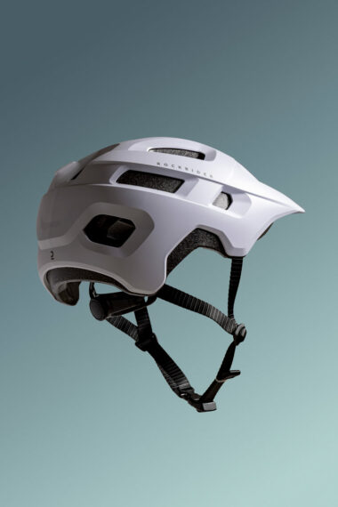 Vue arrière d'un casque de VTT de la marque Rockrider de chez Décathlon prise en photo chez Studio Odette spécialiste de la photo de produit.