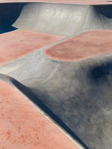 Photographie d'architecture du bowl du skatepark de Valence dans la Drôme pour Groupe Sols et sa filiale Territoire Skatepark.