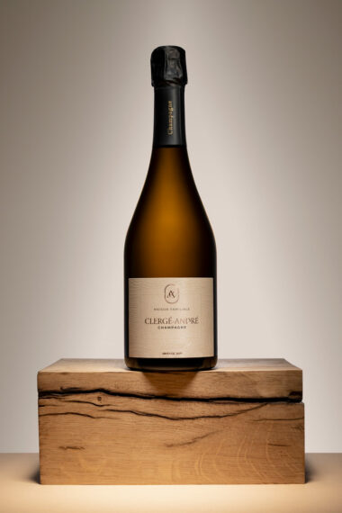 Une bouteille de champagne vintage de la maison clergé-andré prise par Studio Odette sur une set design créer par Gauthier Chovin